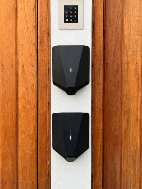 Dubbla Easee laddboxar monterade för villaägare i Solna Dubbla Easee laddboxar installerade i Solna – laddstation för två bilar på träfasad.