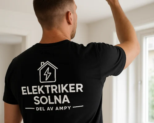 Installation av taklampa av elektriker i Solna Elektriker i Solna installerar ny taklampa i bostad – certifierad elektriker i arbete.