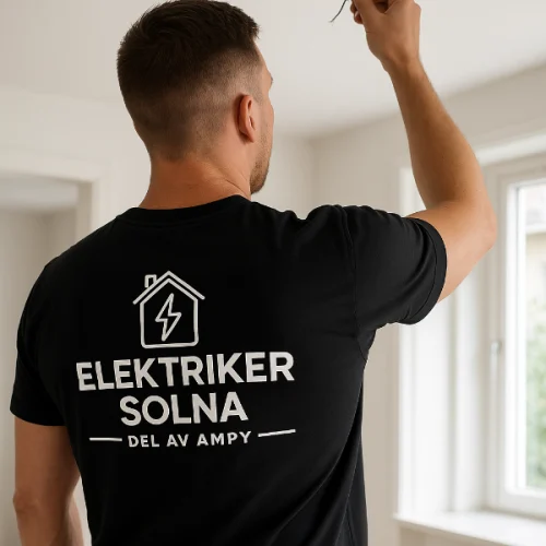 Elektriker i Solna installerar ny taklampa i bostad – certifierad elektriker i arbete.
