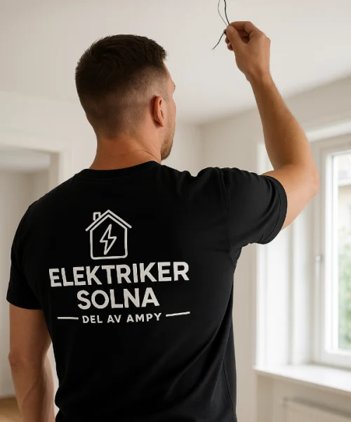 Elektriker i Solna installerar ny taklampa i bostad – certifierad elektriker i arbete.