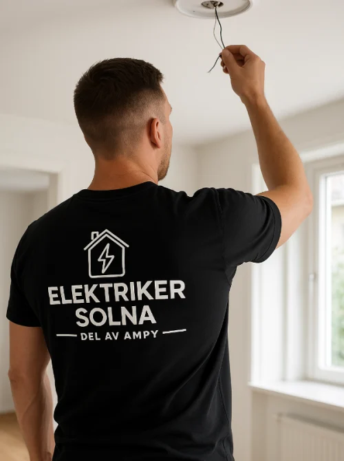 Elektriker i Solna installerar ny taklampa i bostad – certifierad elektriker i arbete.
