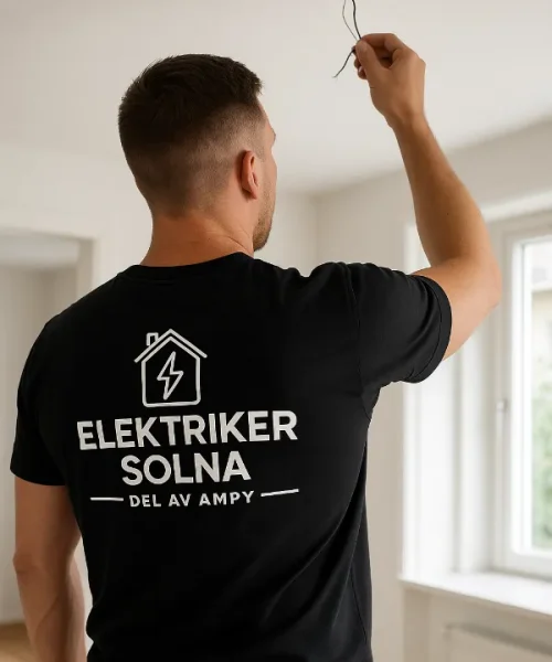 Elektriker i Solna installerar ny taklampa i bostad – certifierad elektriker i arbete.