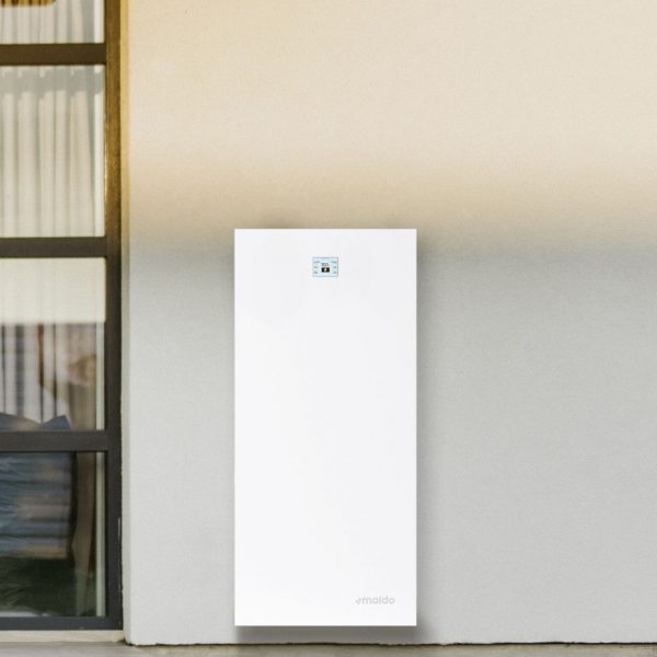 Emaldo Power Core installerad på yttervägg vid en modern villa i Solna – stilren design och kompakt format för hembatterilösningar.