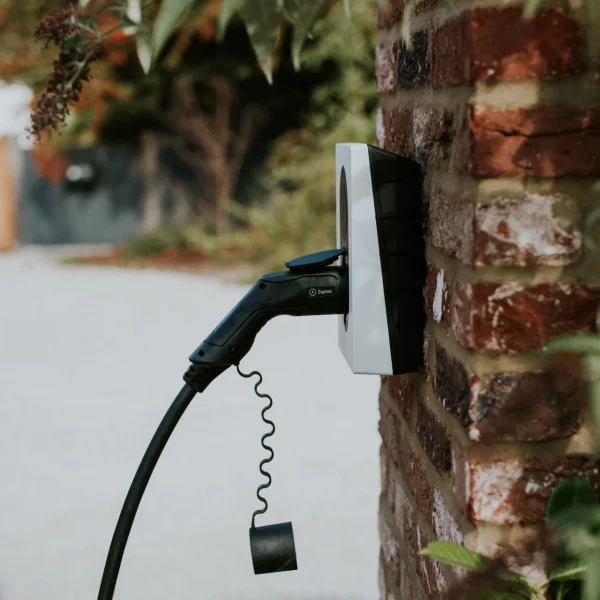 Laddbox i Solna med kabel ansluten – trygg elbilsladdning direkt vid bostaden.
