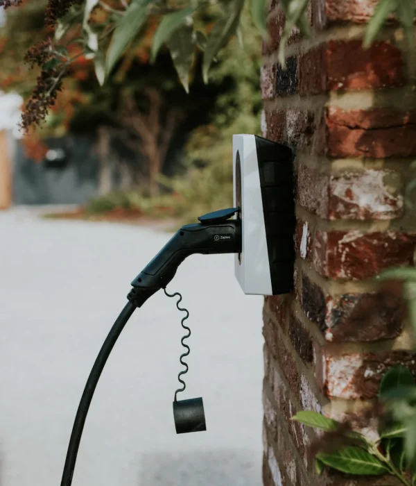 Laddbox i Solna med kabel ansluten – trygg elbilsladdning direkt vid bostaden.
