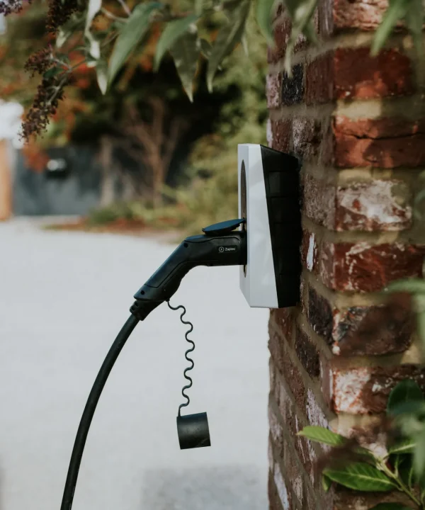 Laddbox i Solna med kabel ansluten – trygg elbilsladdning direkt vid bostaden.