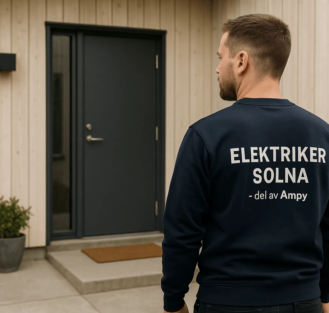 Elektriker från Elektriker Solna står redo att gå in i en bostad – tydligt profilerad i arbetskläder och ska hjälpa kund med akut eljour i Solna.