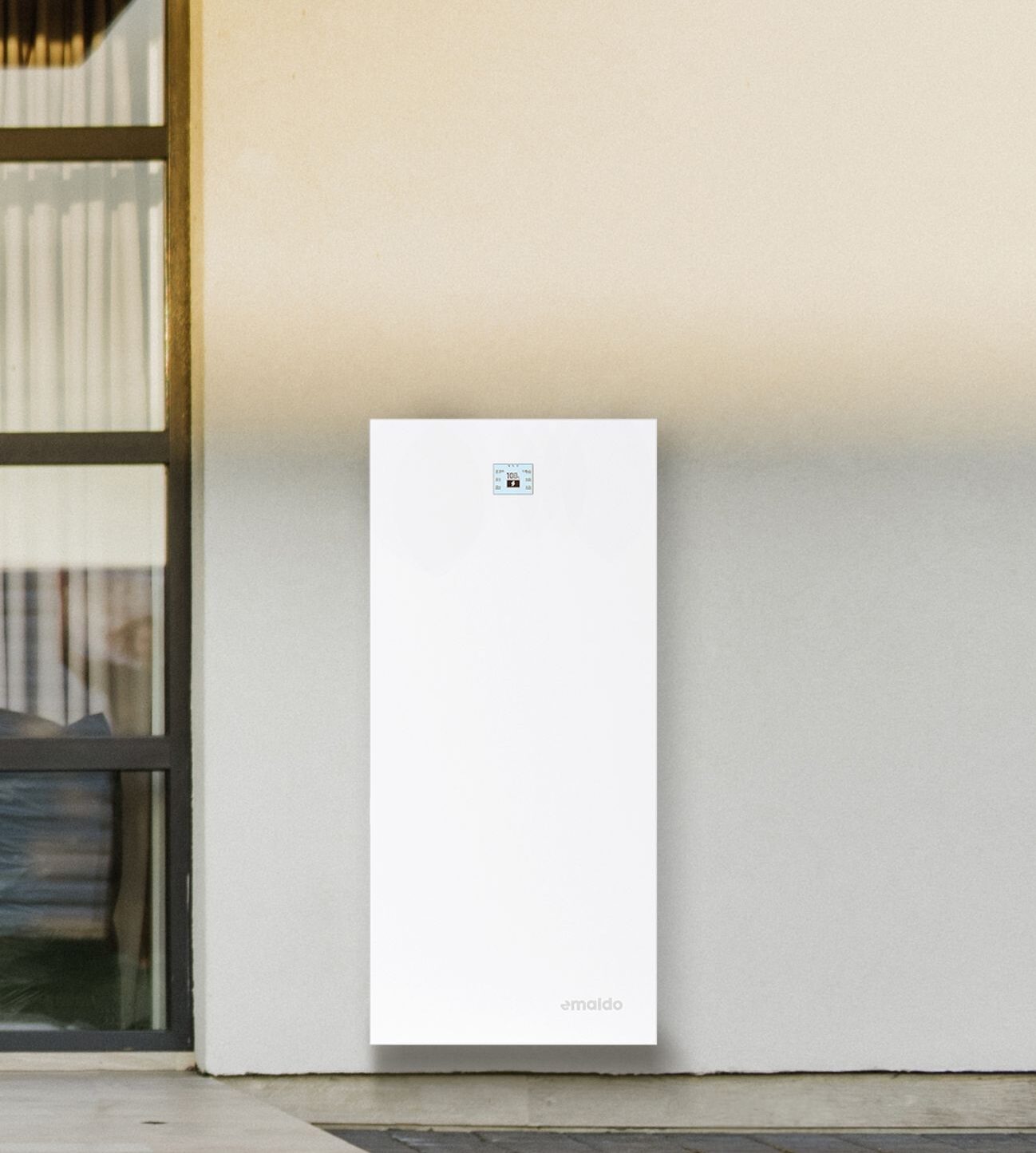 News 6 Emaldo Power Core installerad på yttervägg vid en modern villa i Solna – stilren design och kompakt format för hembatterilösningar.