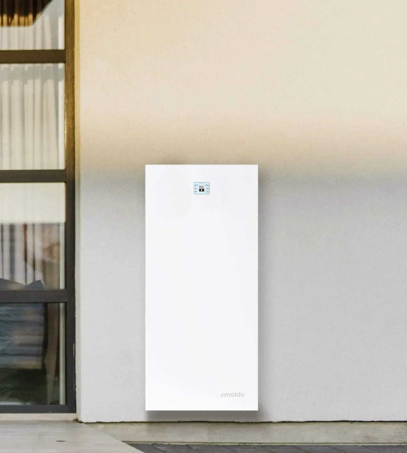 Elektriker 37 Emaldo Power Core installerad på yttervägg vid en modern villa i Solna – stilren design och kompakt format för hembatterilösningar.